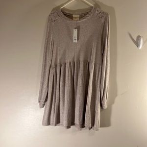 Oatmeal baby doll sweater dress, w shear detail on shoulders w sinched sleeves.